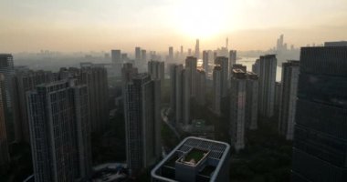 Günbatımında Hong Kong şehrinin hava görüntüsü.