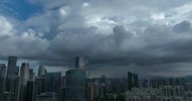 Nehirli Hong Kong şehrinin hava manzarası.