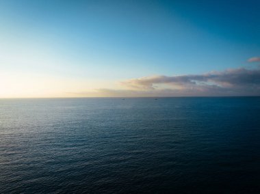 Güzel bulutların ve mavi gökyüzünün havadan görünüşü