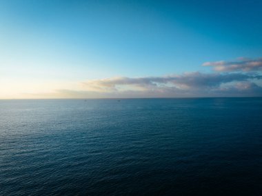 Güzel bulutların ve mavi gökyüzünün havadan görünüşü