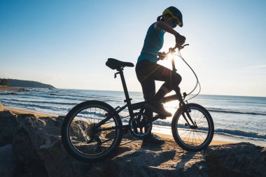 Güneşin doğduğu sahil yolunda bisiklet sürüyorum.