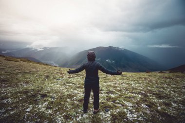 Yürüyüşçü selamlamadan sonra yüksek irtifada kollarını aç.