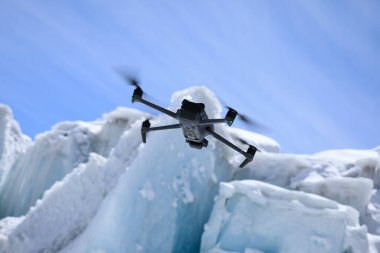 Yükseklerdeki dağlarda uçan dron.