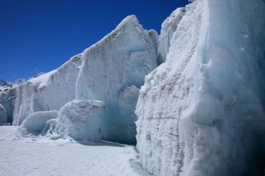 Tibet, Çin 'deki devasa buzulun manzarası