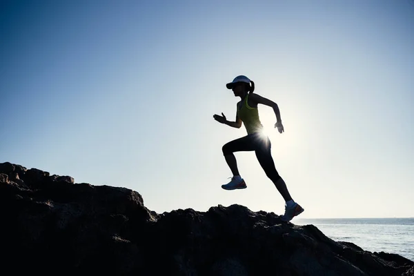 Kvinnan Löpare Som Springer Soluppgången Havet Steniga Berg — Stockfoto