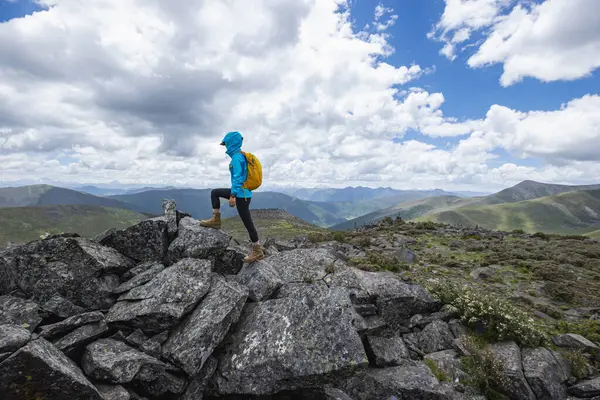 Hiking Woman High Altitude Mountain Top — Stock Photo, Image
