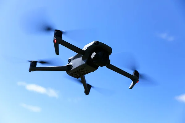 Yükseklerdeki Dağlarda Uçan Dron — Stok fotoğraf