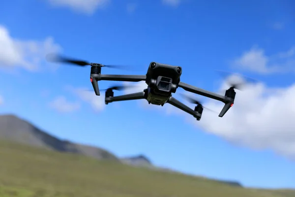 Drone Volador Montañas Gran Altitud — Foto de Stock