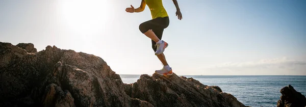 Woman Runner Legs Running Sunrise Seaside Rocks — Stock Photo, Image
