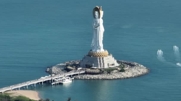 Guanyin Heykeli Nanshan Tapınağındaki Sahil Kenarında Hainan Adası Çin — Stok video