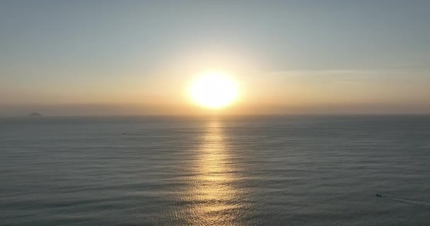 灿烂的落日在海面上 — 图库视频影像