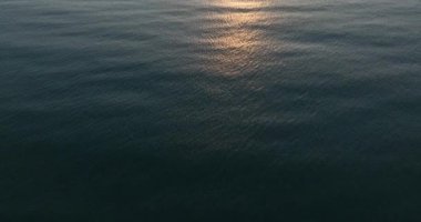İnanılmaz parlak gün batımı denizin üzerinde