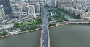Nehirli Hong Kong şehrinin hava manzarası.