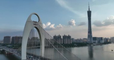 Nehirli Hong Kong şehrinin hava manzarası.