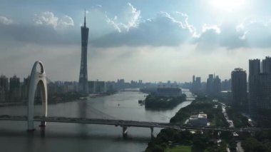 Nehirli Hong Kong şehrinin hava manzarası.