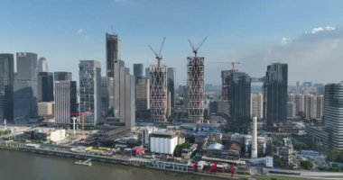 Şehrin sularla çevrili güzel hava manzarası