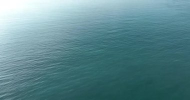 dalgaların ve deniz yüzeyinin havadan görünüşü