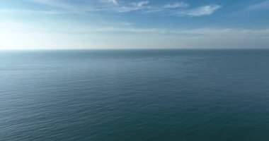 Güzel mavi okyanus ve gökyüzü arkaplanı