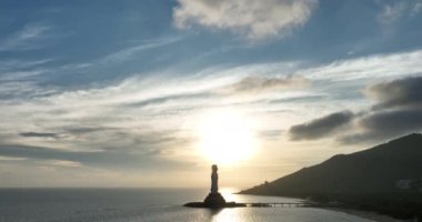 Hainan Adası, Çin 'deki Nanshan Tapınağı' ndaki deniz kıyısındaki merhamet tanrıçası heykeli..