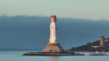 Hainan Adası, Çin 'deki Nanshan Tapınağı' ndaki deniz kıyısındaki merhamet tanrıçası heykeli..