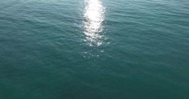 dalgaların ve deniz yüzeyinin havadan görünüşü