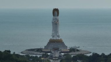 Hainan Adası, Çin 'deki Nanshan Tapınağı' ndaki deniz kıyısındaki merhamet tanrıçası heykeli..