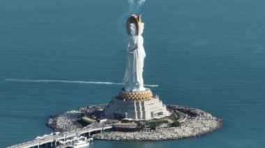 Hainan Adası, Çin 'deki Nanshan Tapınağı' ndaki deniz kıyısındaki merhamet tanrıçası heykeli..