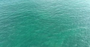 dalgaların ve deniz yüzeyinin havadan görünüşü