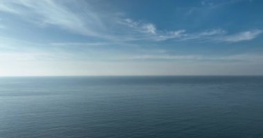 Güzel mavi okyanus ve gökyüzü arkaplanı