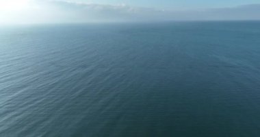 Güzel mavi okyanus ve gökyüzü arkaplanı