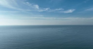 Güzel mavi okyanus ve gökyüzü arkaplanı