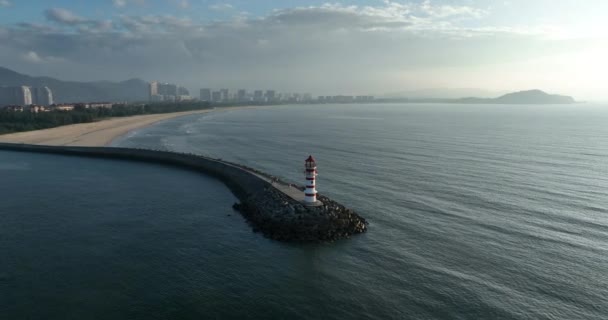 海滨高大的红白相间的条纹灯塔 海上度假概念 — 图库视频影像
