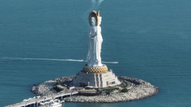 Hainan Adası, Çin 'deki Nanshan Tapınağı' ndaki deniz kıyısındaki merhamet tanrıçası heykeli..