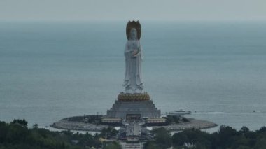 Hainan Adası, Çin 'deki Nanshan Tapınağı' ndaki deniz kıyısındaki merhamet tanrıçası heykeli..