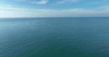 Güzel mavi okyanus ve gökyüzü arkaplanı