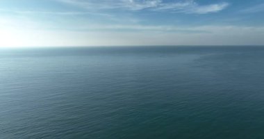 Güzel mavi okyanus ve gökyüzü arkaplanı