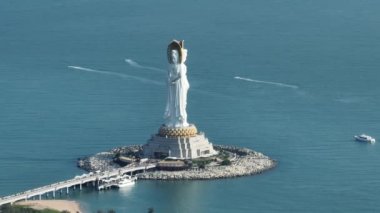 Hainan Adası, Çin 'deki Nanshan Tapınağı' ndaki deniz kıyısındaki merhamet tanrıçası heykeli..