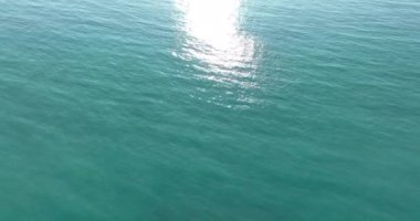 dalgaların ve deniz yüzeyinin havadan görünüşü