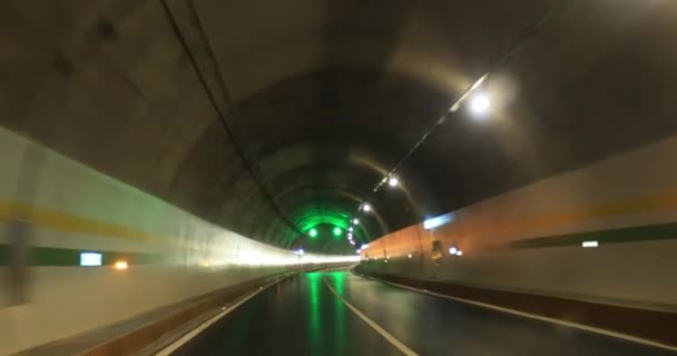 在有灯的地下隧道内驾驶的车辆 — 图库视频影像