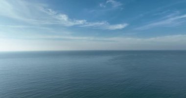 Güzel mavi okyanus ve gökyüzü arkaplanı