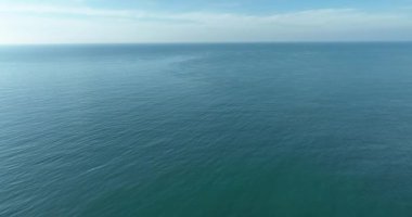 Güzel mavi okyanus ve gökyüzü arkaplanı