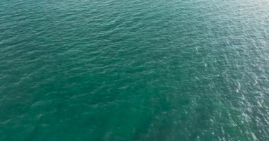 dalgaların ve deniz yüzeyinin havadan görünüşü