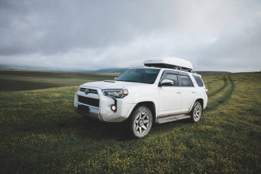 Tibet, Çin - 13 Haziran 2023, Toyota 'yı yüksek rakımlı çayır dağlarında yoldan çıkarmak