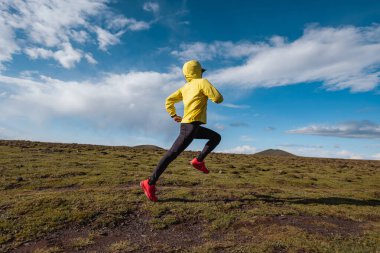 Yüksek irtifa dağ zirvesine koşan kadın koşucu.