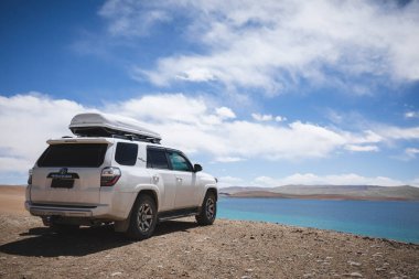 Tibet, Çin - Nisan 07.2023, Toyota 'yı yüksek irtifa dağlarında yoldan çıkarmak 