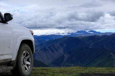 Yüksek rakımlı dağ yolunun tepesindeki off-road vagonu, Çin