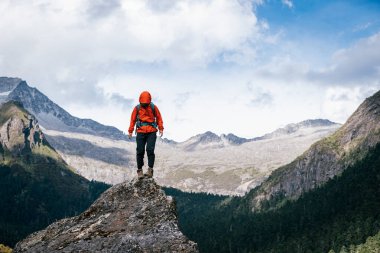Yüksek irtifa dağlarda yürüyüş kadın yürüyüşçü
