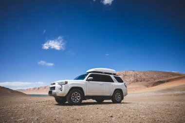 Tibet, Çin - Nisan 07.2023, Toyota 'yı yüksek irtifa dağlarında yoldan çıkarmak 