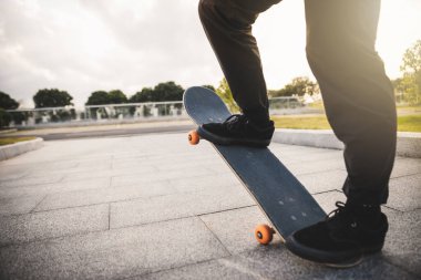 Kaykaycı şehir dışında kaykay yapıyor.