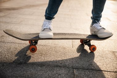 Kaykaycı şehir dışında kaykay yapıyor.